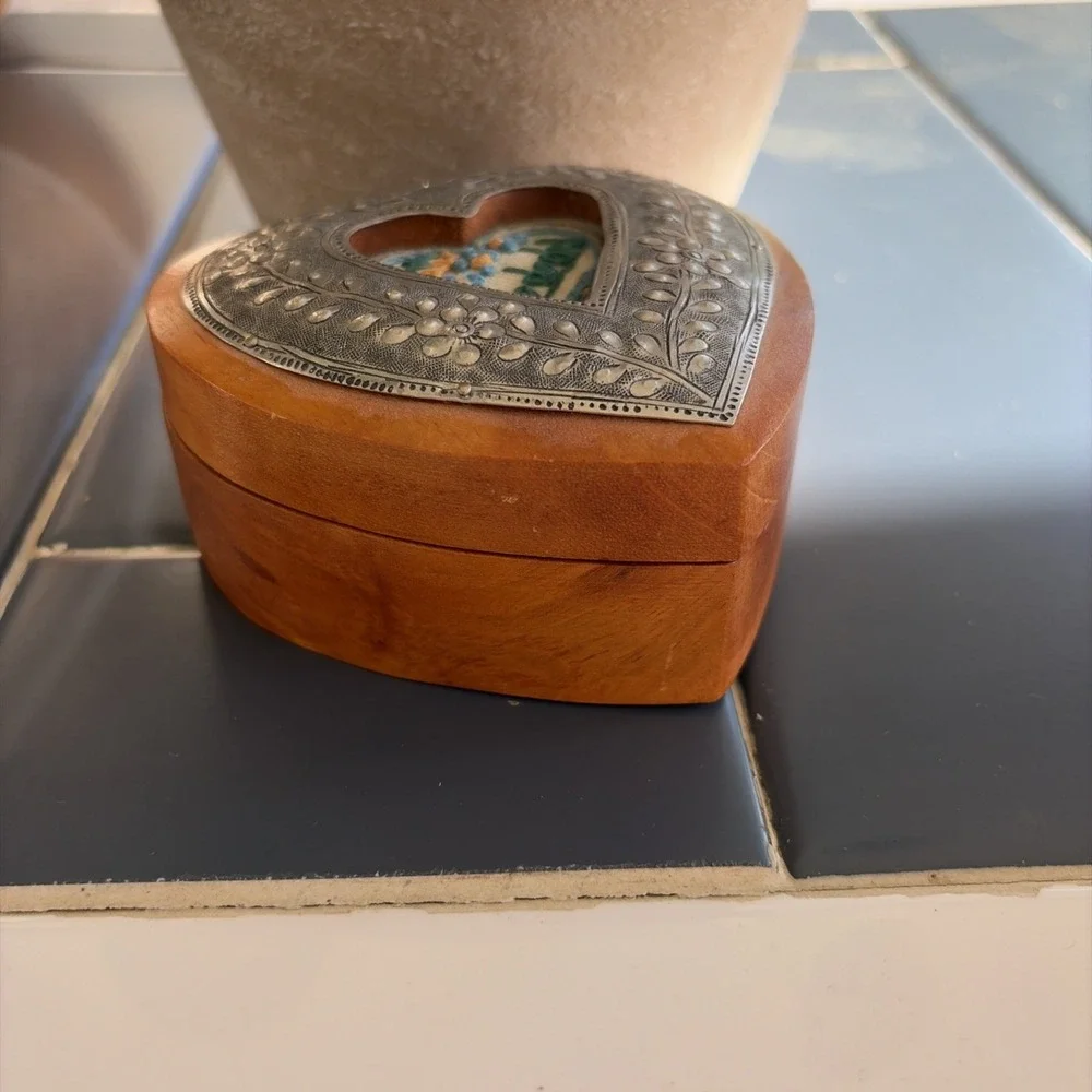 Decorative art heart shaped trinket or jewelry box, wood/metal (B1)